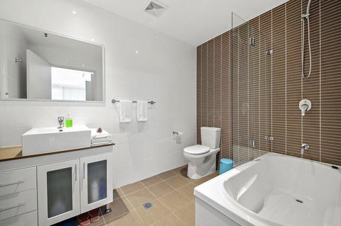 All Amenities Only Downstairs, 20 Mins To CBD - Accommodation Search 2