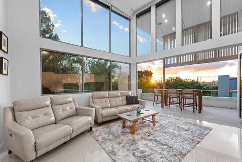 Luxurious Living - 3Bed-3Bath-1Car-Pool - Balmoral - Accommodation Search 0