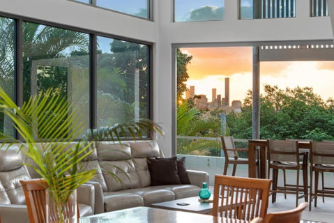 Luxurious Living - 3Bed-3Bath-1Car-Pool - Balmoral - Accommodation Search 1