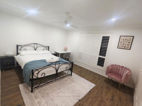 Luxury 3 BR House Near EMP - Accommodation Search 3