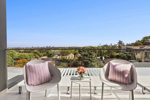 Luxury NEW 5BDRM Oasis With Heated Pool - Accommodation Search 2