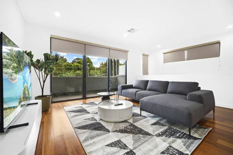Luxury Retreat & Spacious 4BR House In Willoughby - Accommodation Search 3