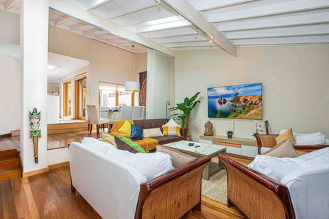 Luxury Retreat Home - 4bed House W/Parking - Mins From CBD - Accommodation Search 0