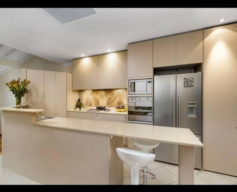 Luxury Retreat Home - 4bed House W/Parking - Mins From CBD - Accommodation Search 3