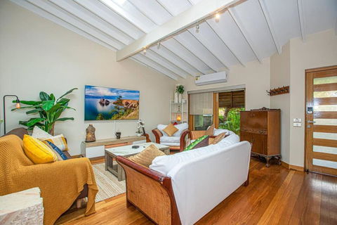 Luxury Retreat Home - 4bed House W/Parking - Mins From CBD - Accommodation Search 2