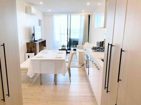 M-city Apartment - Executive Twin King Ensuites - Fully Equipped - Free Parking, Fast Wifi, Smart TV, Netflix, Complementary Drinks & Amenities - M-city Shopping Centre Clayton 3168 - Accommodation Search 0
