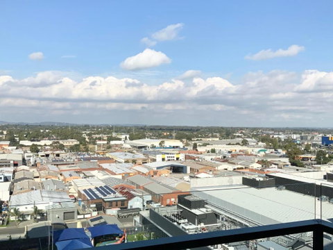M-city Apartment - Executive Twin King Ensuites - Fully Equipped - Free Parking, Fast Wifi, Smart TV, Netflix, Complementary Drinks & Amenities - M-city Shopping Centre Clayton 3168 - Accommodation Search 3