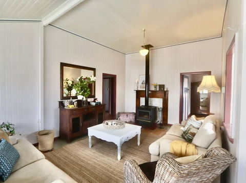 MAGNOLIA HOUSE ON THE CREEK - STANTHORPE - Accommodation Search 1