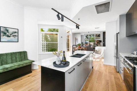 MANHATTAN STYLE 3 STORY LUXURY IN ST PETERS - Accommodation Search 0