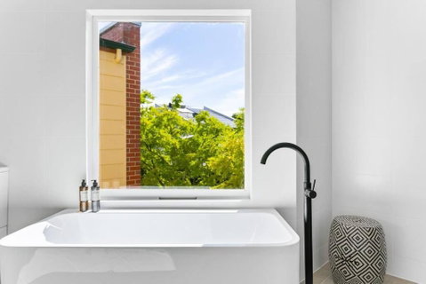 MANHATTAN STYLE 3 STORY LUXURY IN ST PETERS - Accommodation Search 2