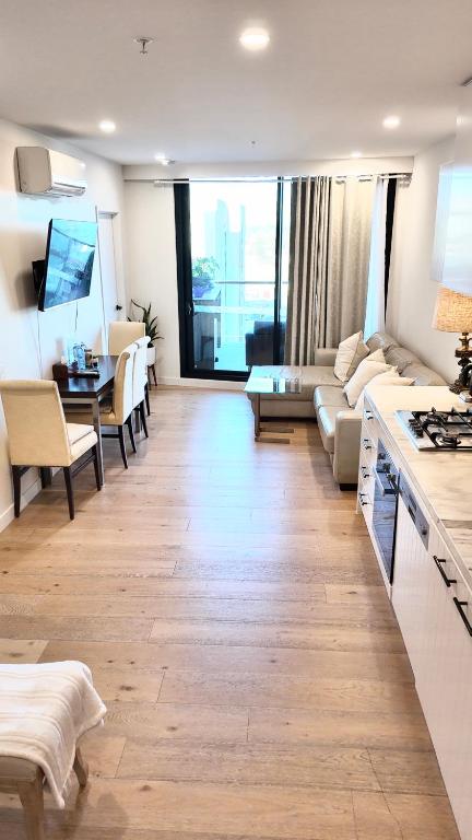 M-city Shopping Center Apartment - Executive Twin King Ensuites - Fully Equipped - Free Parking, Fast Wifi, Smart TV, Netflix, Complementary Drinks & Amenities - Clayton 3168 - Accommodation Search 3