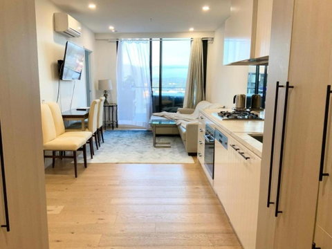 M-city Shopping Center Apartment - Executive Twin King Ensuites - Fully Equipped - Free Parking, Fast Wifi, Smart TV, Netflix, Complementary Drinks & Amenities - Clayton 3168 - Accommodation Search 1