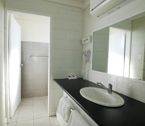 Mayfair Motel - Accommodation Search 3