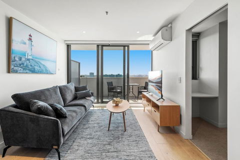 Modern 1-Bed & City Views, Steps From Racecourse - Accommodation Search 3