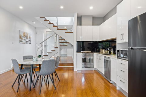 Modern 2-Bed Home In Brunswick With Courtyard - Accommodation Search 3