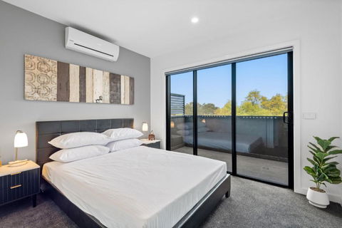Modern 2-Bed Home In Brunswick With Courtyard - Accommodation Search 1