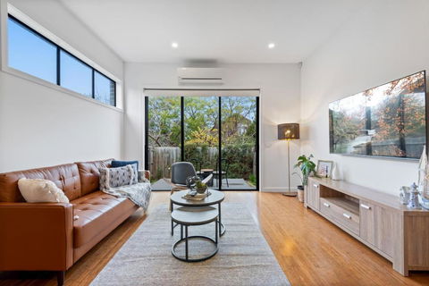 Modern 2-Bed Home In Brunswick With Courtyard - Accommodation Search 0