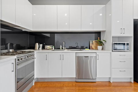 Modern 2-Bed Home In Brunswick With Courtyard - Accommodation Search 2