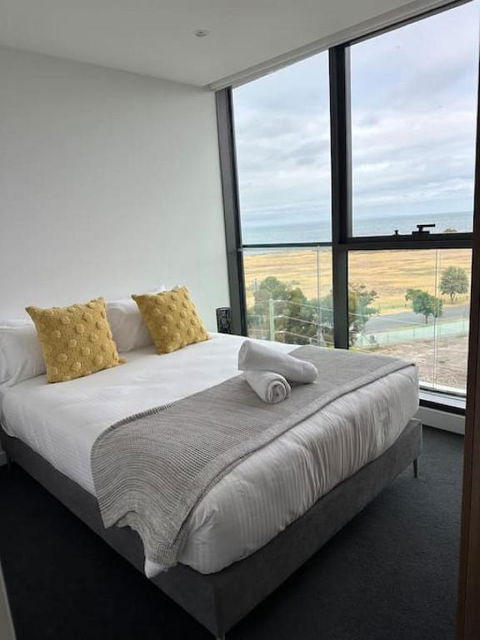 Modern 2 BRM Apt In Williamstown - Accommodation Search 3