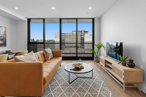 Modern Apartment On Burgundy Precinct & Parklands - Accommodation Search 0