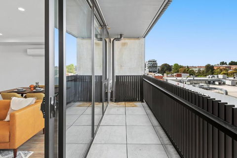 Modern Apartment On Burgundy Precinct & Parklands - Accommodation Search 1