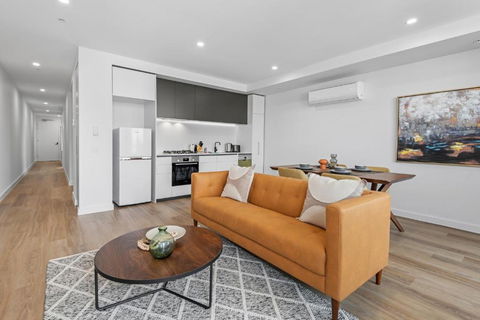 Modern Apartment On Burgundy Precinct & Parklands - Accommodation Search 2