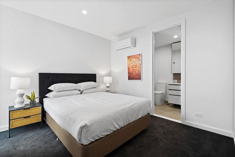 Modern Apartment On Burgundy Precinct & Parklands - Accommodation Search 3
