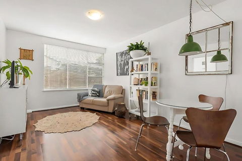 Modern City-Fringe Apartment In New Town - Accommodation Search 0