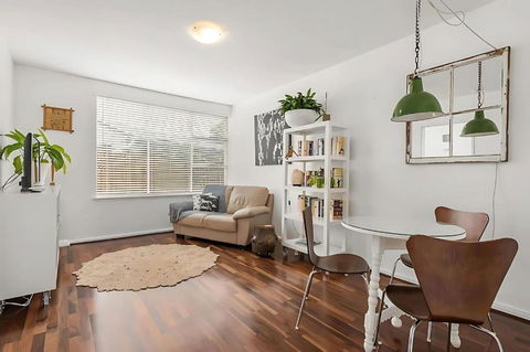 Modern City-Fringe Apartment In New Town - Accommodation Search 2