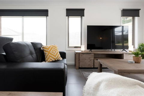 Modern Delight: Cosy Home With Parking - Accommodation Search 0