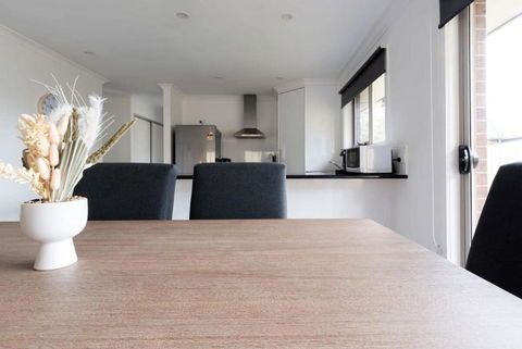 Modern Delight: Cosy Home With Parking - Accommodation Search 3