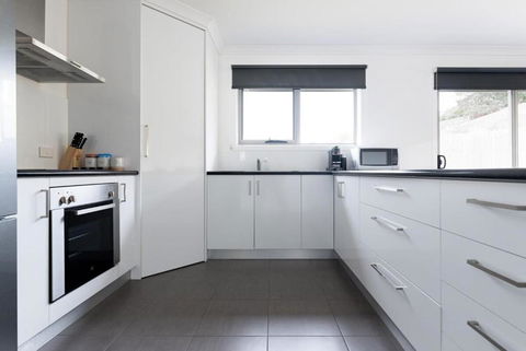 Modern Delight: Cosy Home With Parking - Accommodation Search 2