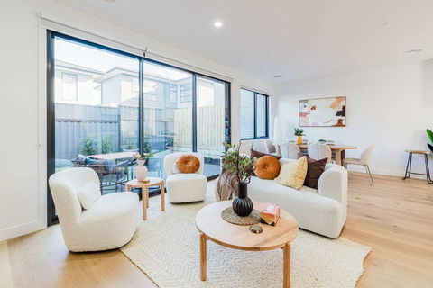 Modern Family Home 3BR In Box Hill North - Accommodation Search 0