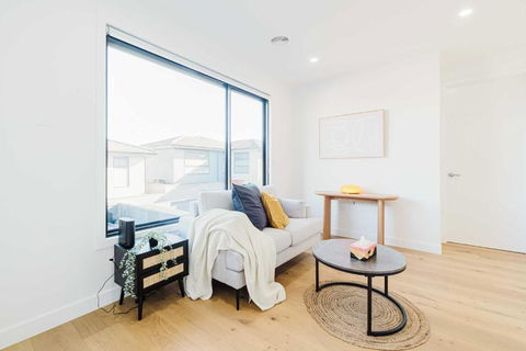 Modern Family Home 3BR In Box Hill North - Accommodation Search 2