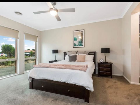 Modern Family Home With Pool - Accommodation Search 3