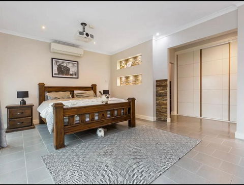 Modern Family Home With Pool - Accommodation Search 2
