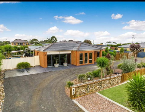 Modern Family Home With Pool - Accommodation Search 1