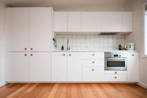 Modern Self Contained Unit Views Parking And WiFi - Accommodation Search 2