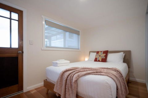 Modern Self Contained Unit Views Parking And WiFi - Accommodation Search 3