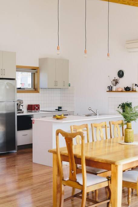 Modern Waterfront House At Susans Bay, Primrose - Accommodation Search 1