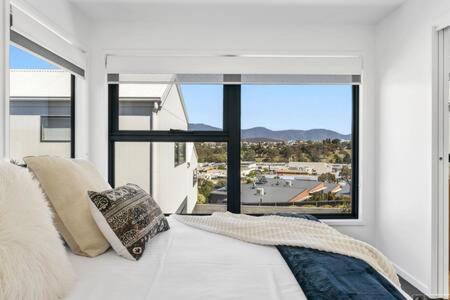 Mountain View Villa-close To Shops-10min To CBD - Accommodation Search 2