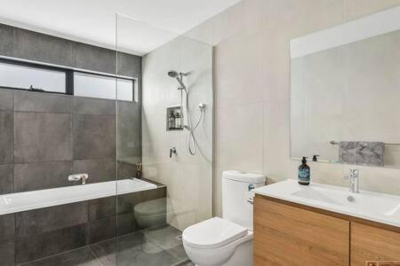 Mountain View Villa-close To Shops-10min To CBD - Accommodation Search 1