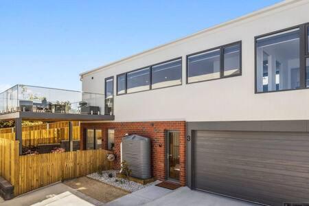 Mountain View Villa-close To Shops-10min To CBD - Accommodation Search 3
