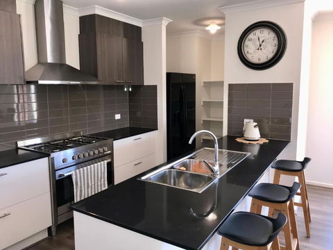 New Modern And Spacious In A Quiet Location Only 12 Min From The City - Accommodation Search 0