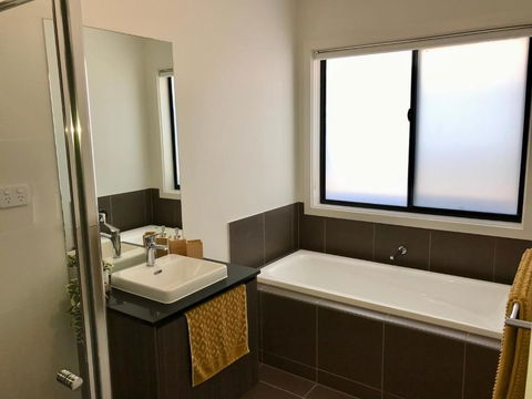 New Modern And Spacious In A Quiet Location Only 12 Min From The City - Accommodation Search 1