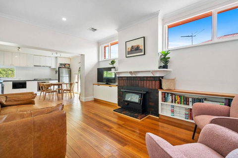 New Town Bungalow - A Leafy Family Haven - Accommodation Search 0