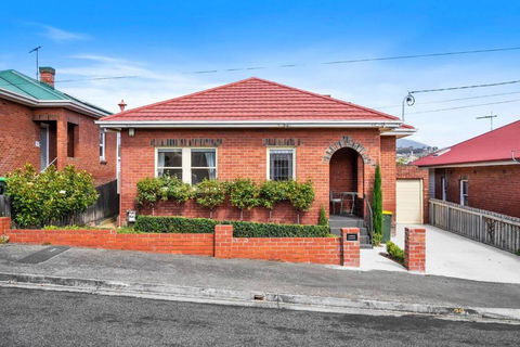 New Town Bungalow - A Leafy Family Haven - Accommodation Search 1