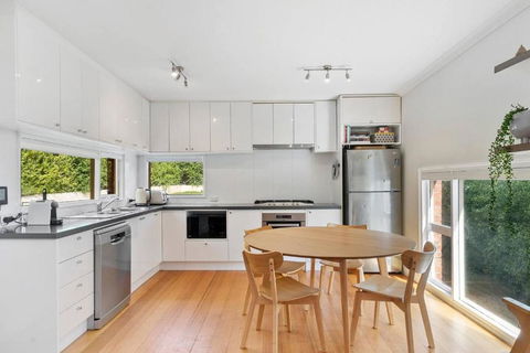 New Town Bungalow - A Leafy Family Haven - Accommodation Search 2
