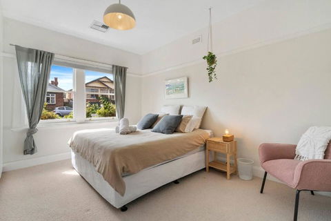 New Town Bungalow - A Leafy Family Haven - Accommodation Search 3