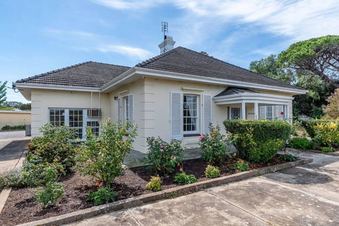 Normanville, Large Historic Three Bedroom Home - Accommodation Search 0
